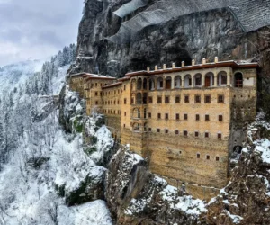 Sümela Manastırı Hakkında Bilgiler: Dağın Kalbinde Saklı Bir Miras
